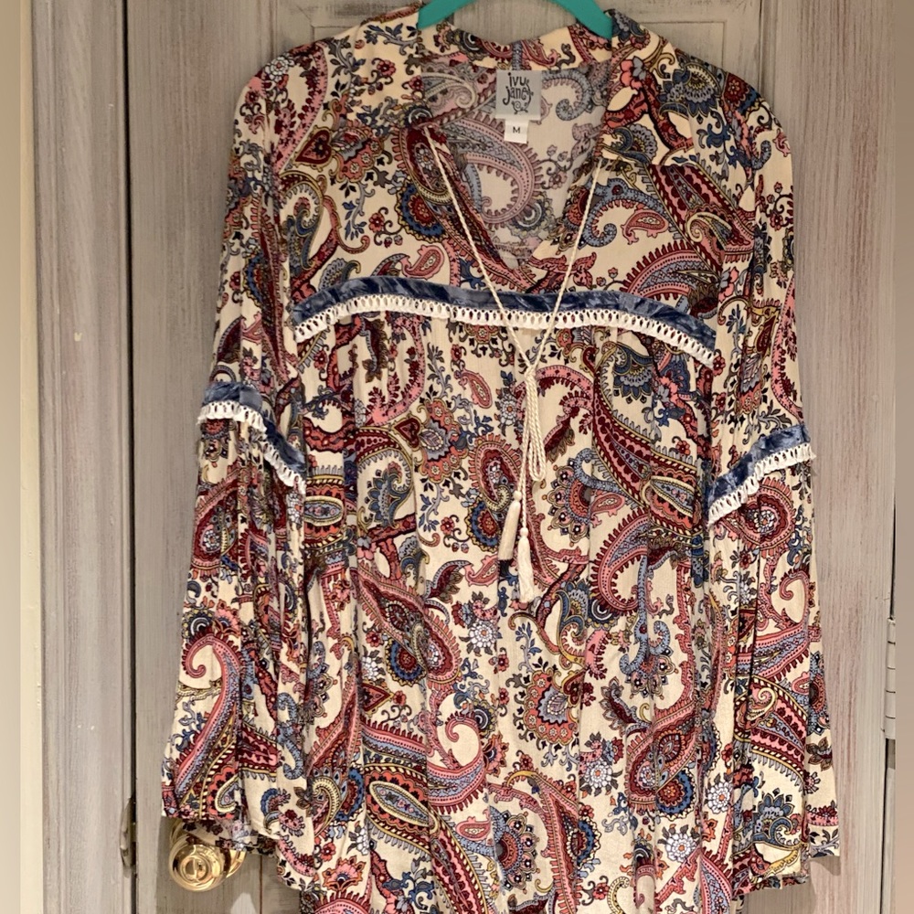 Darling blouse, multi colored and goes with everything. Looks great with jeans!